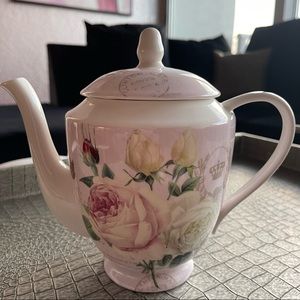 Gracie Stechnol pink and white floral teapot